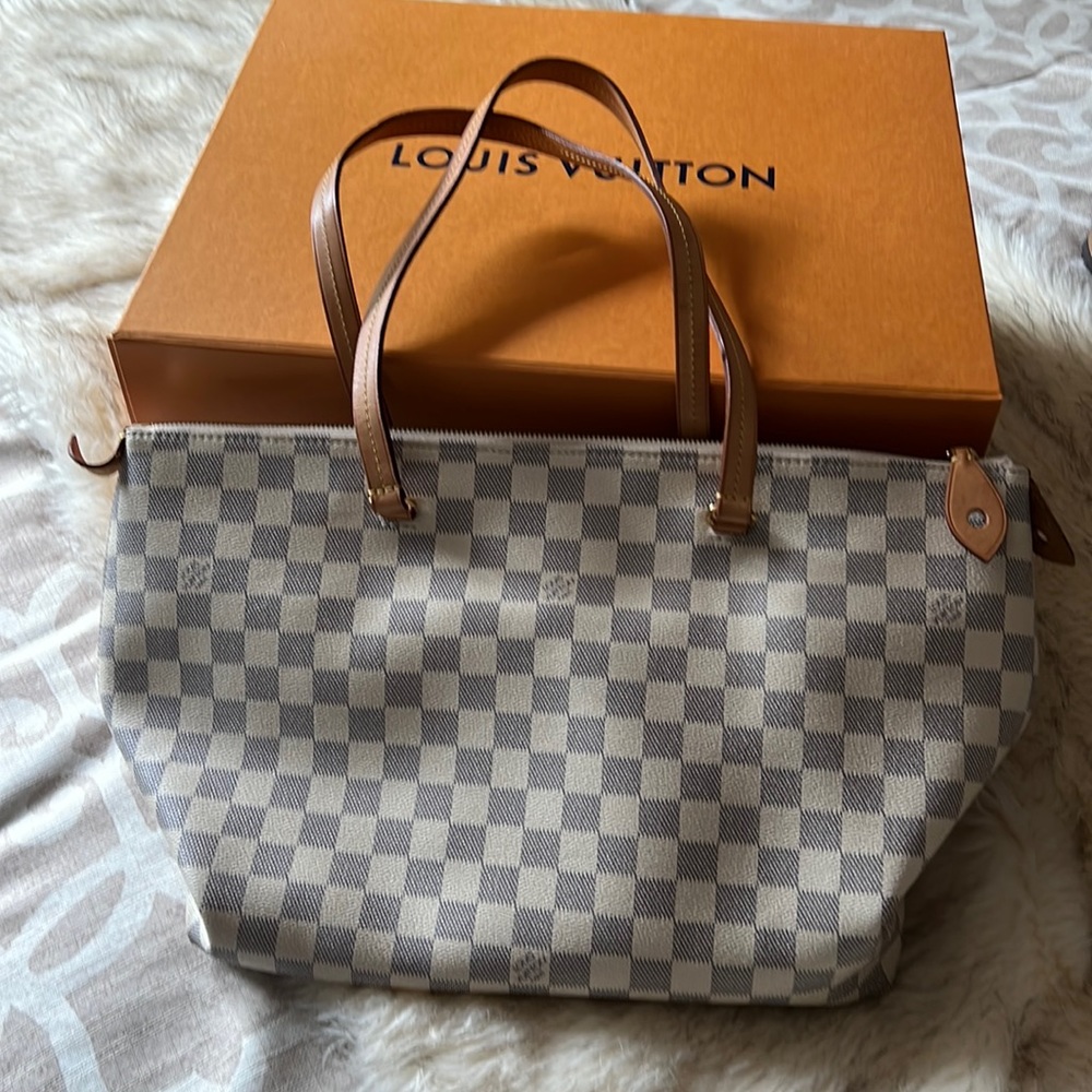 💯% authentic Louis Vuitton bag.